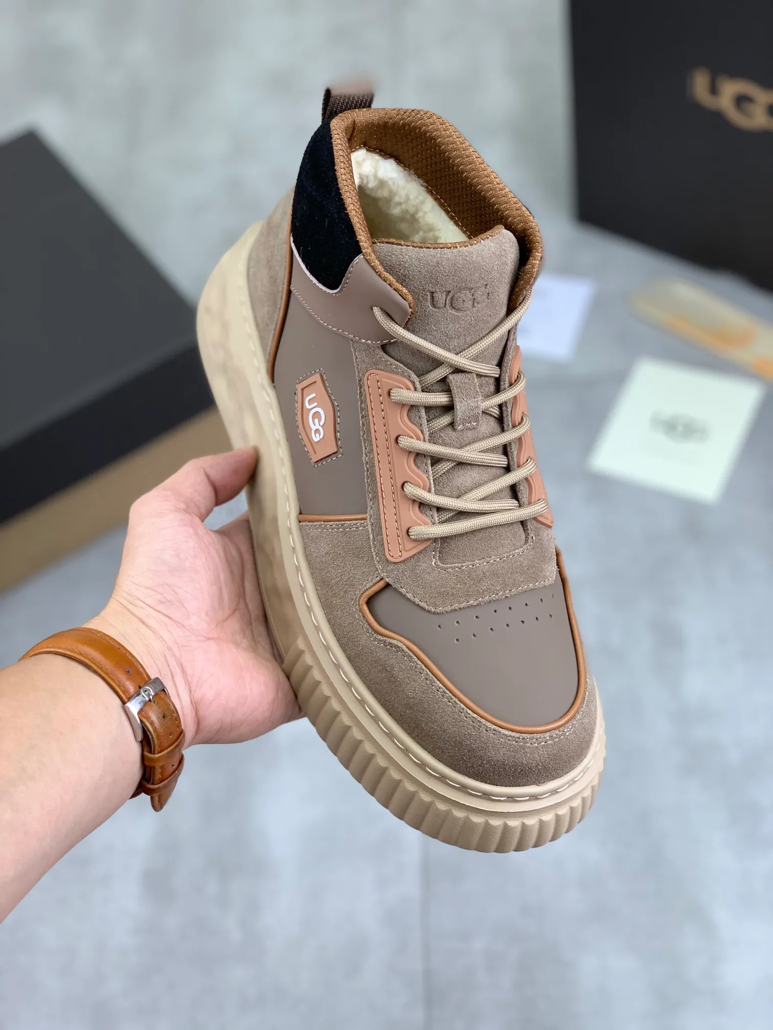Men's shoes 💰P640 [New style] 💰 🆘 "Real wool" [UGG] 👉The popular men's shoes are synchronized with the official website 🔰The quality of the genuine products [satisfied] is not comparable to the imitations in the general market 🌀The upper is imported Italian frosted cowhide, and the lining is: foot pad 🅰️ grade 🐑Real wool👻Only Grade A can show the effect The hand feels smooth and delicate 🔱The shoe shape is grand, only genuine manufacturers can achieve it 🎄The perfect toughness of the original outsole 👻⬛️ can allow customers to bid farewell to one-time consumption. Real wool lining, super warm. Available in brown or gray. Number of yards: 39-44